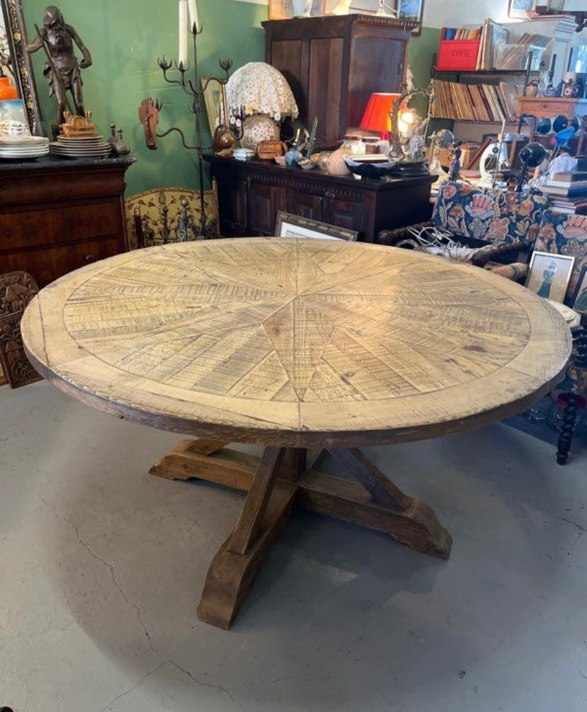 Grand table à manger ronde en bois