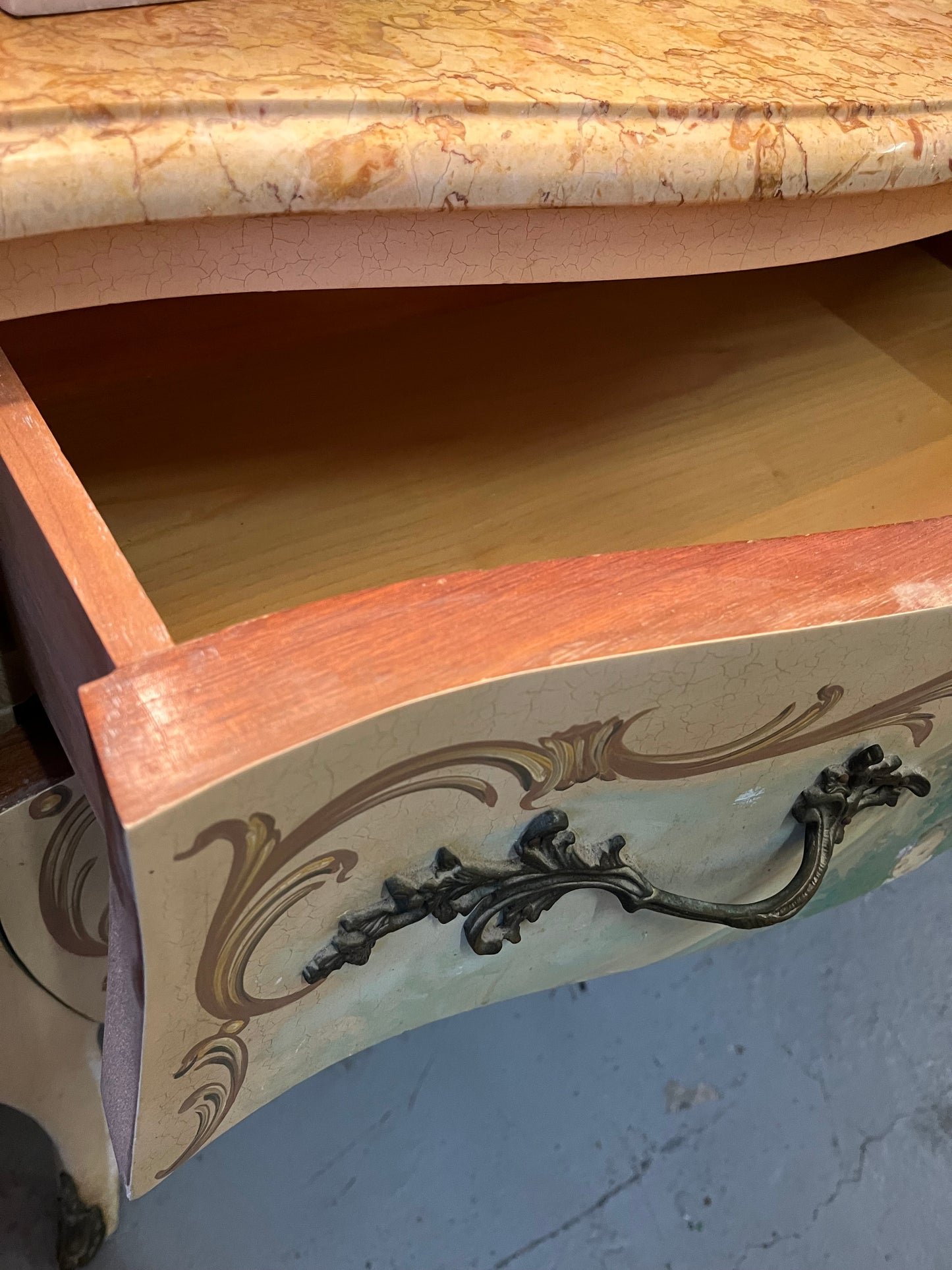 Commode galbée style Louis XV peinte scène romantique, plateau marbre