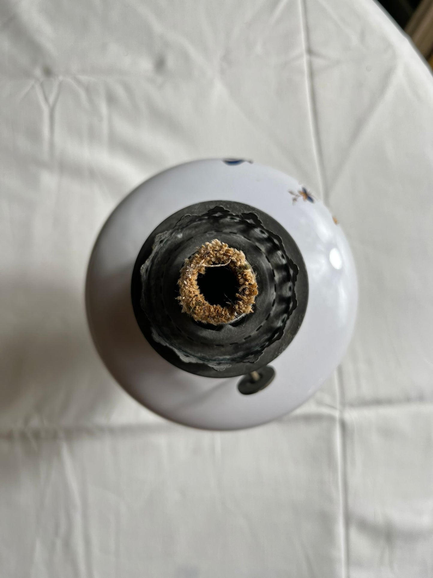 Lampe à pétrole décorative en opaline blanche à décor d’oiseaux, pied en étain