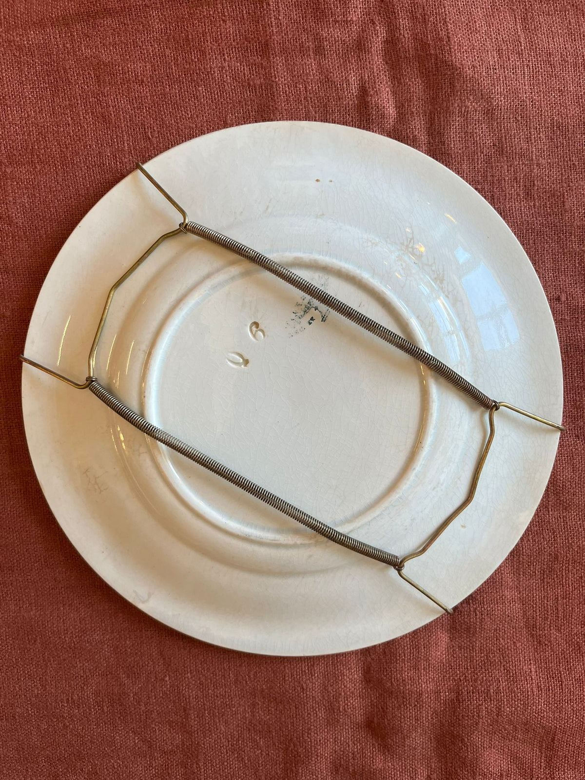 Assiette ancienne terre de fer « Les plaisirs du ménage » scène humoristique XIXe