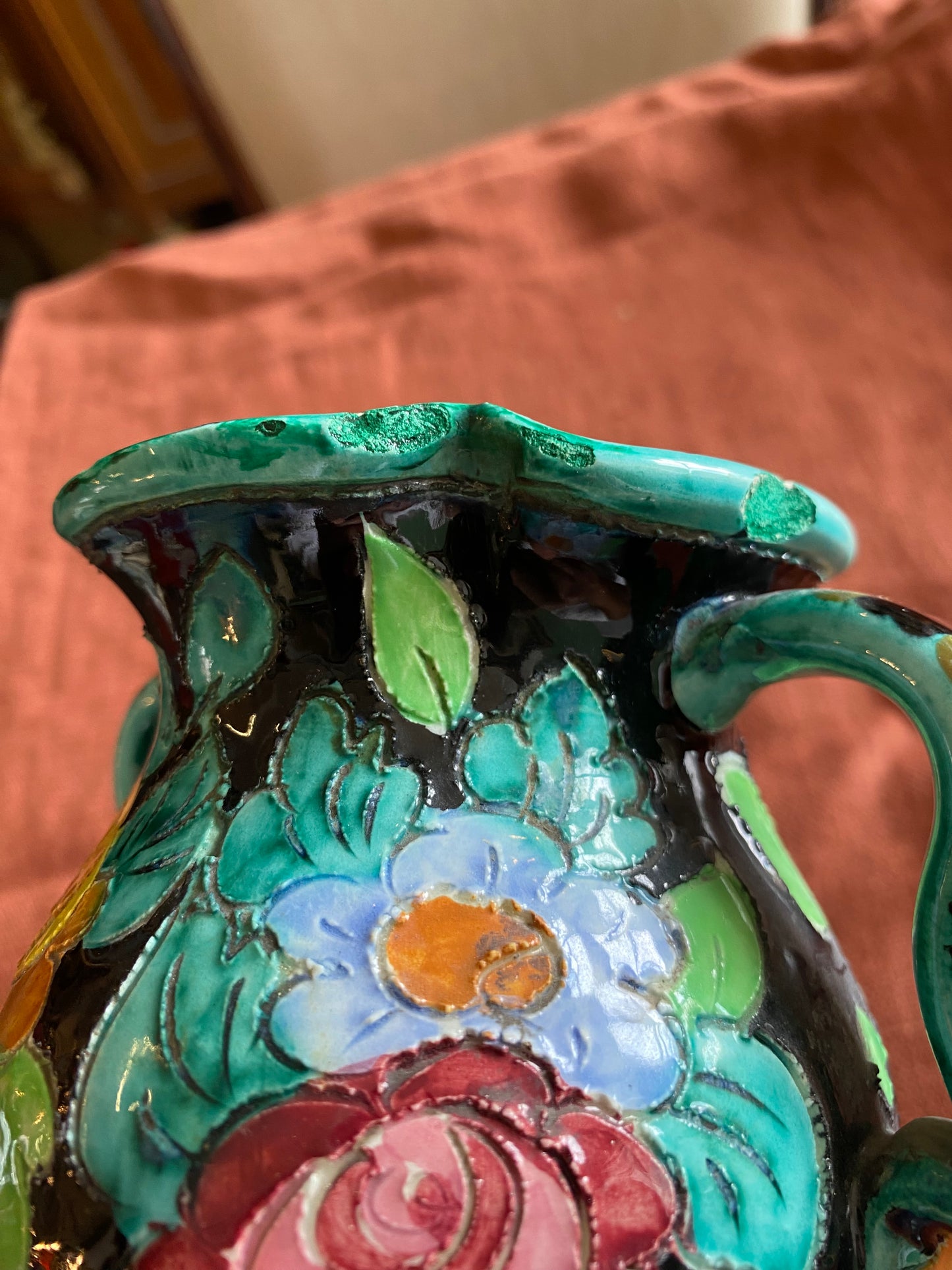 Vase Cerart Monaco à deux anses décor floral en relief céramique signée