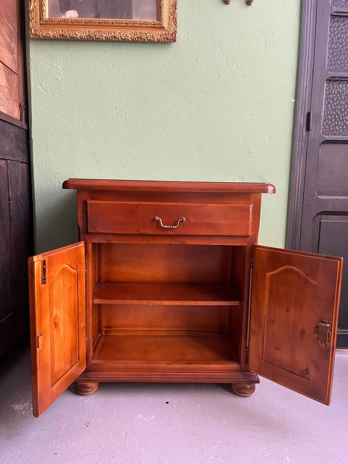 Petit buffet bas style rustique en bois massif avec tiroir
