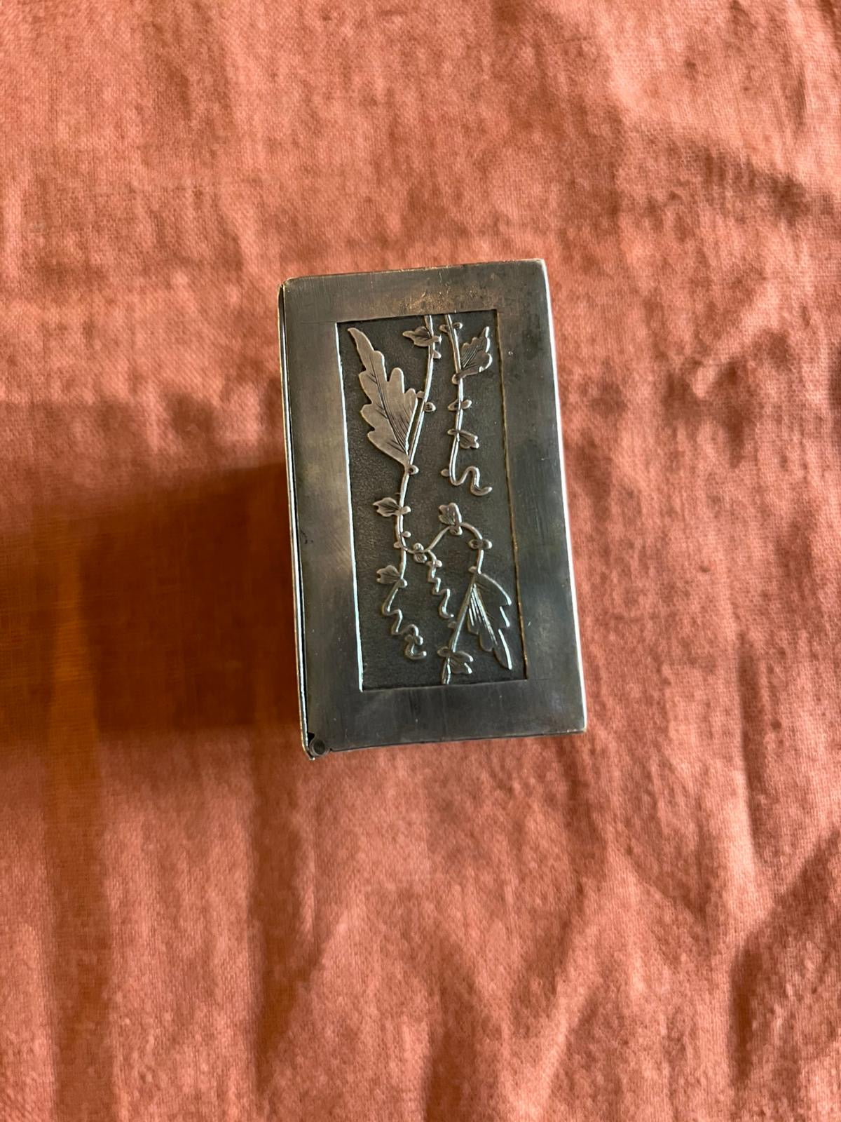 Boîte à bijoux ancienne en métal argenté gravé « Une fête au village »