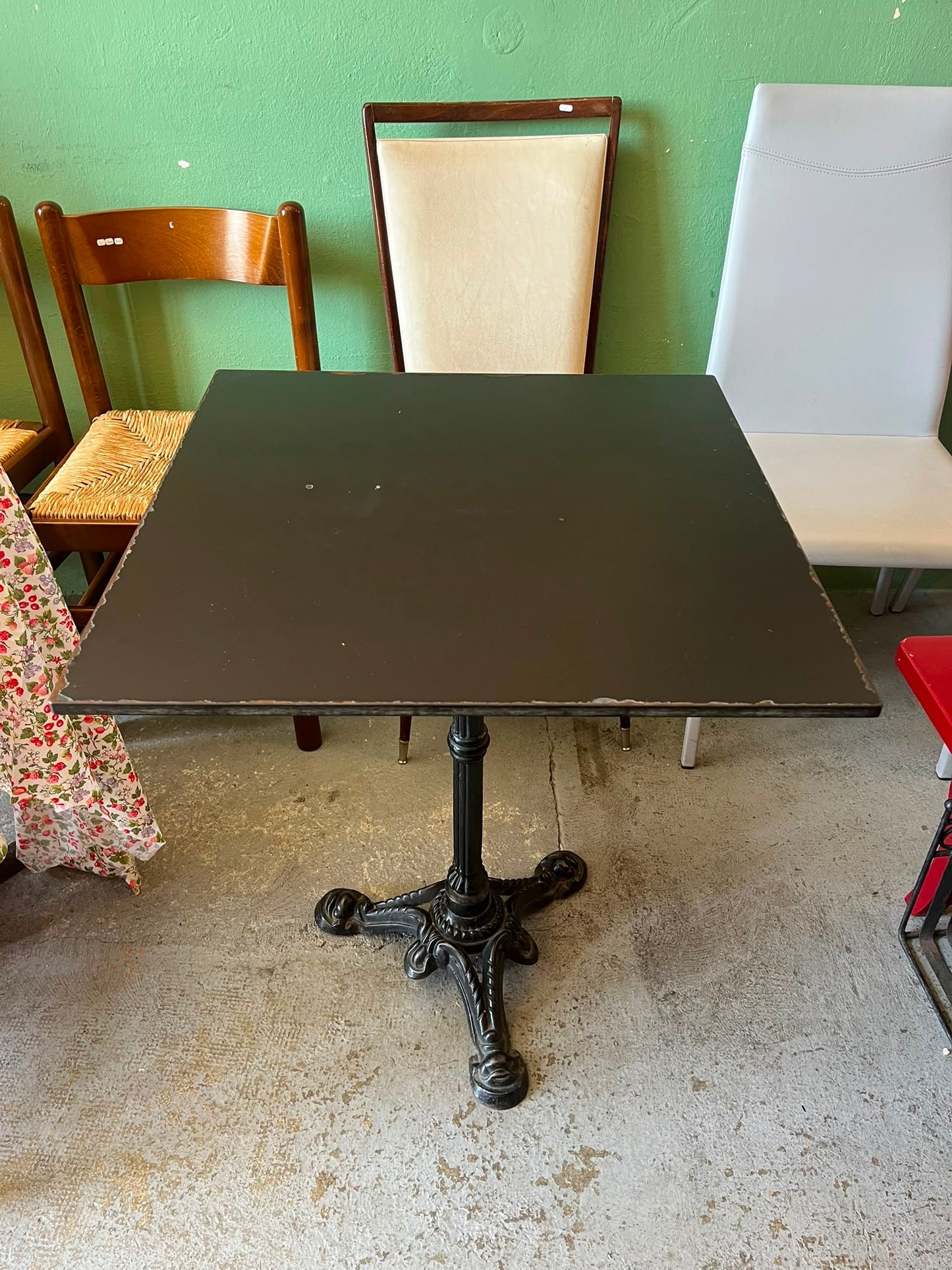 Table de bistrot ancienne à piètement en fonte, plateau carré noir 60 x 60 cm