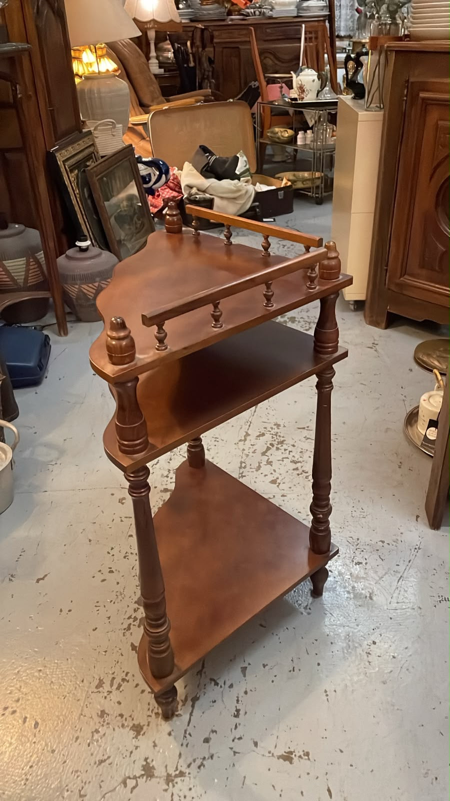 Étagère d’angle vintage en bois à 3 niveaux – pieds tournés – 75 cm