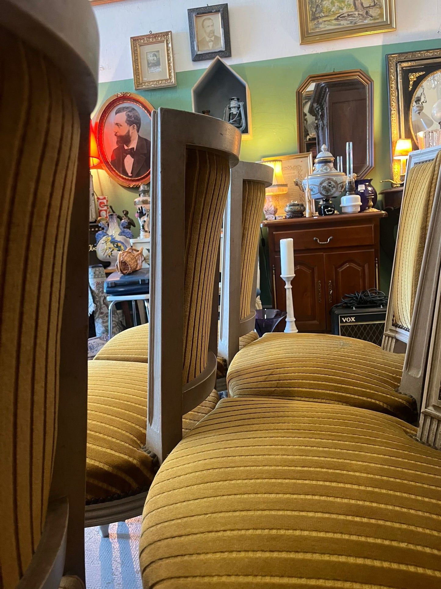 Suite de 6 chaises style Louis XVI en bois rechampi et velours rayé moutarde