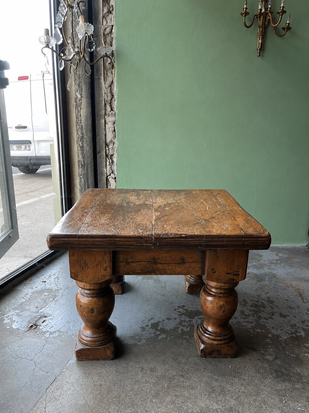 Table basse rustique en chêne massif à pieds tournés ancienne campagne