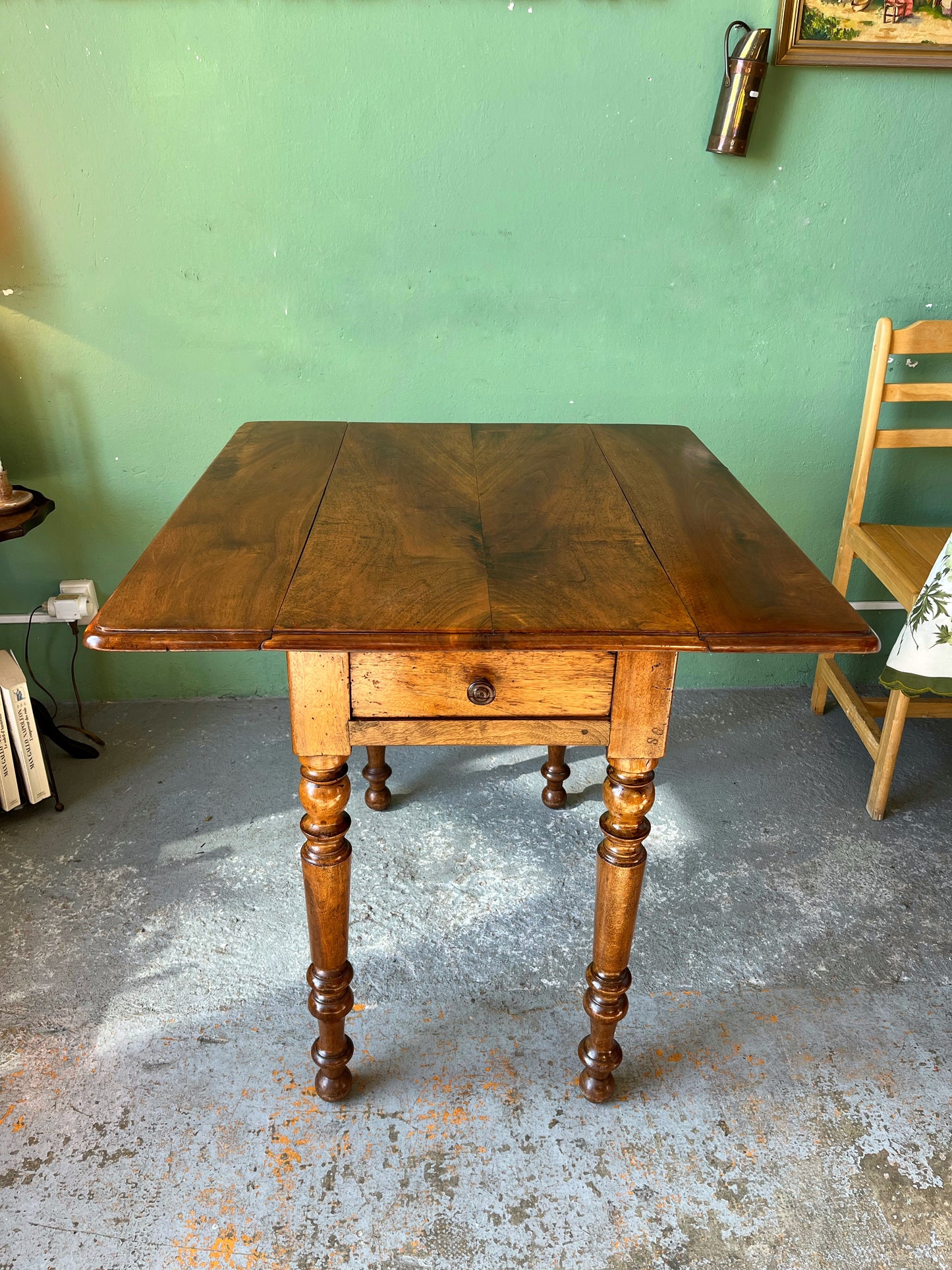 Table d’appoint XIXe en noyer massif – Abattants – Petit espace