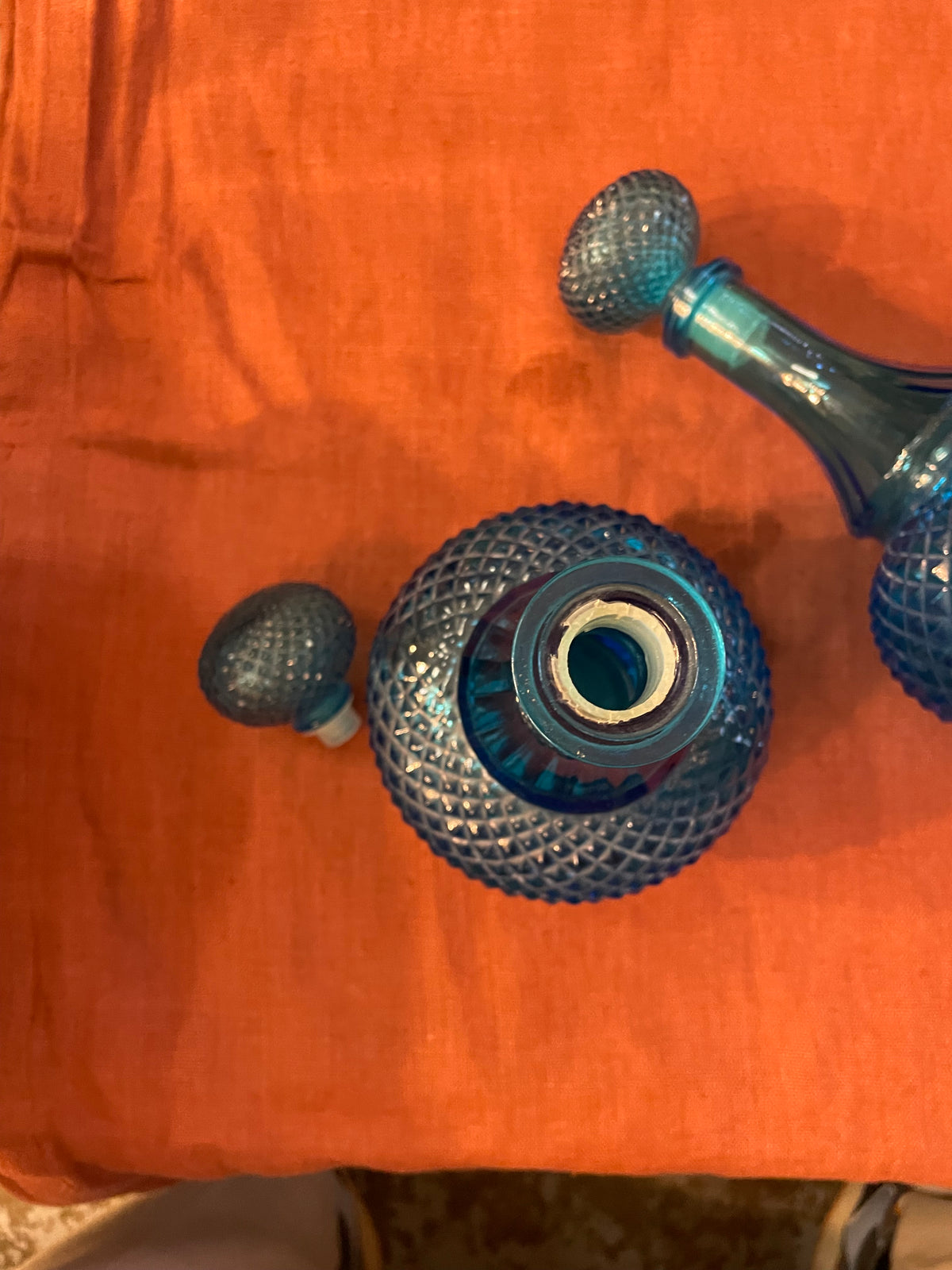 Paire de carafes vintage en verre bleu – Made in Belgium – années 1960/70