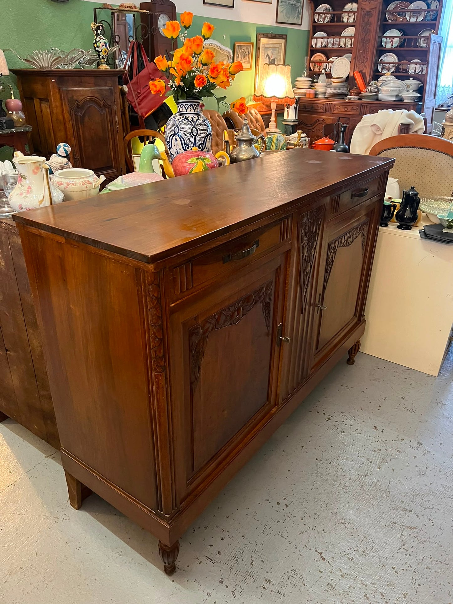 Buffet Art Déco français en bois massif sculpté à décor de grappes de raisin