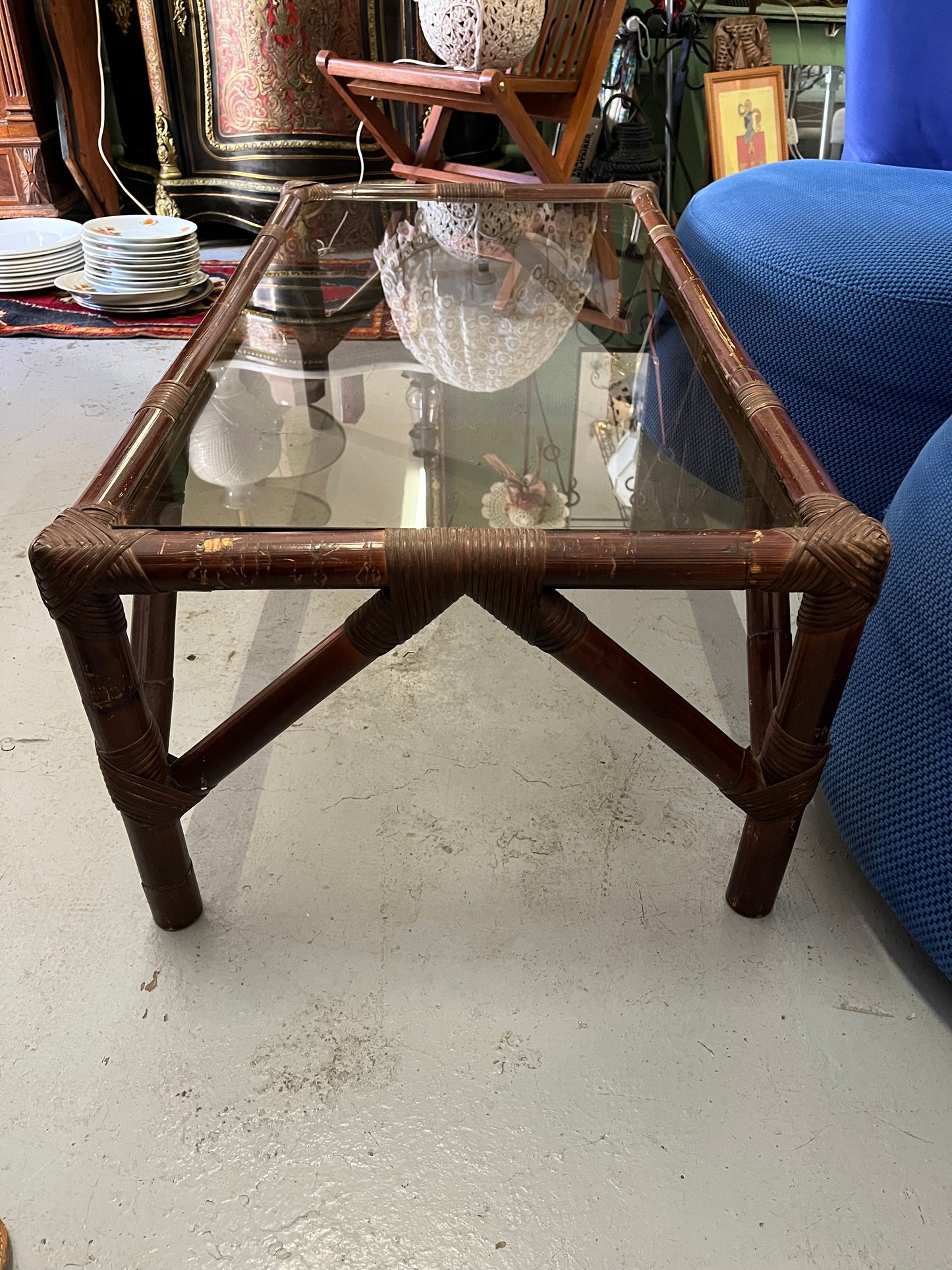 Table basse en rotin et plateau verre