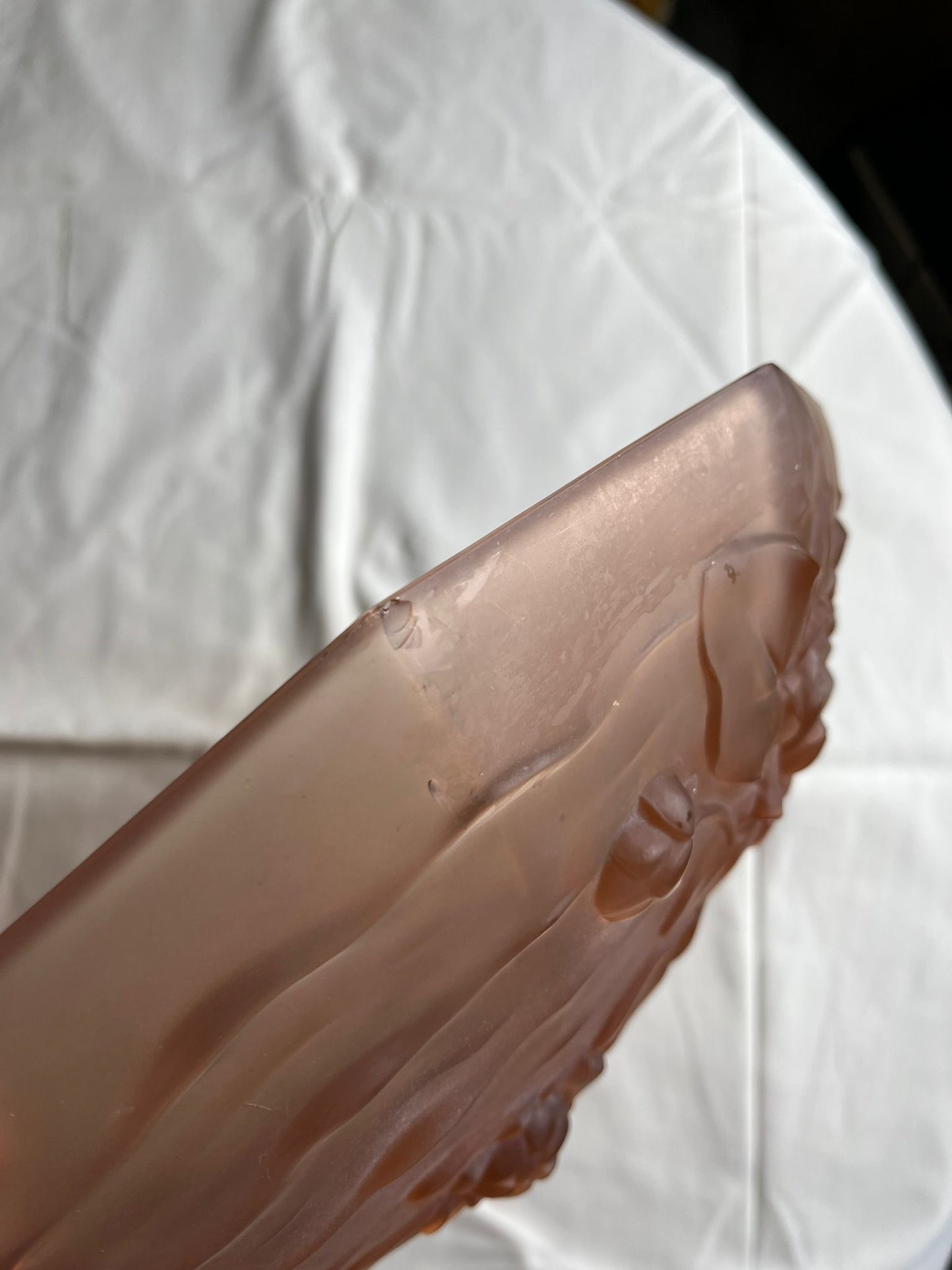 Grande coupe Art Déco en verre moulé rose, décor nénuphars / lotus