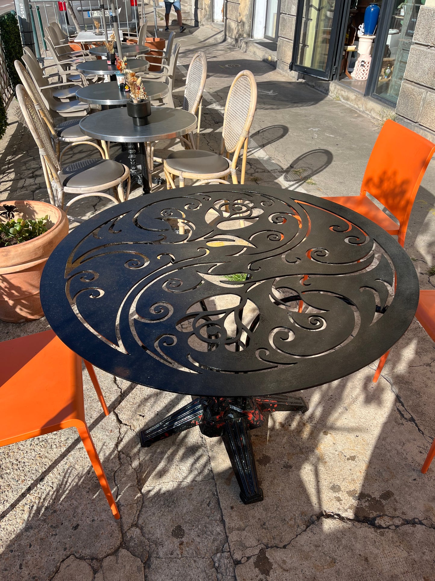 Table extérieur en métal noir