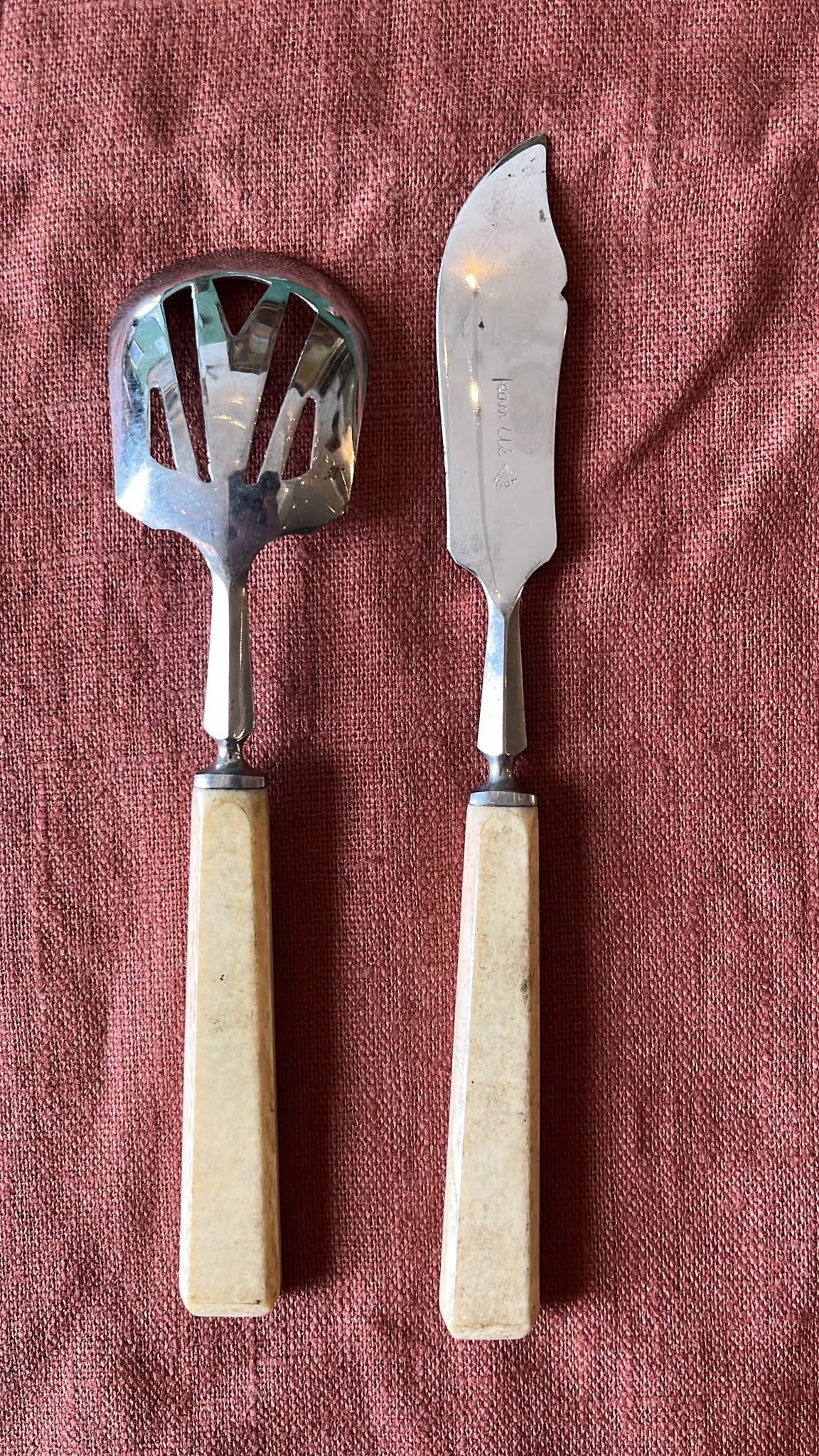 Deux couverts de service anciens à manches clairs – XXe siècle