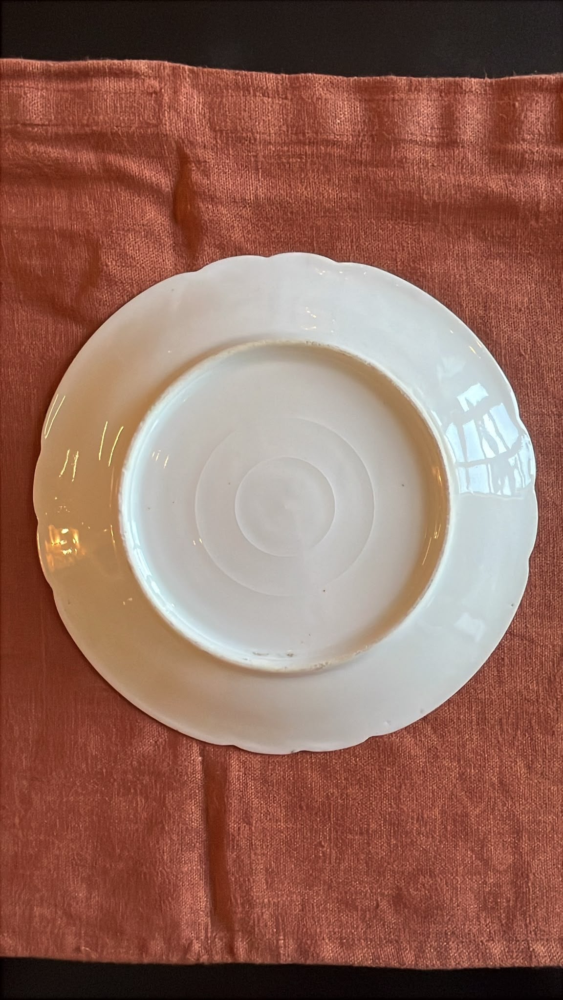 Assiette ancienne porcelaine décor scène galante romantique dorure 23 cm