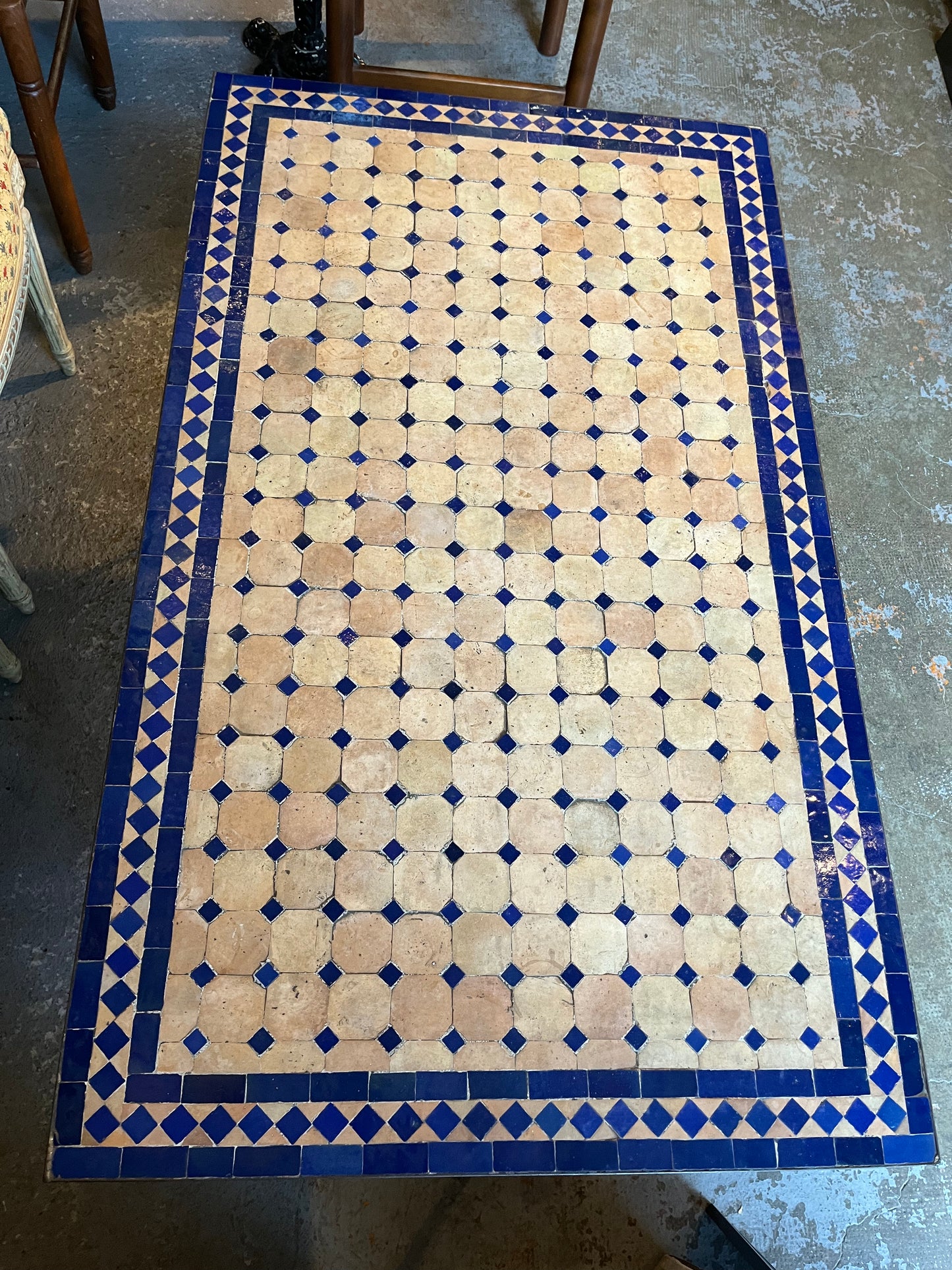 Table basse d’extérieur en fer forgé et mosaïque