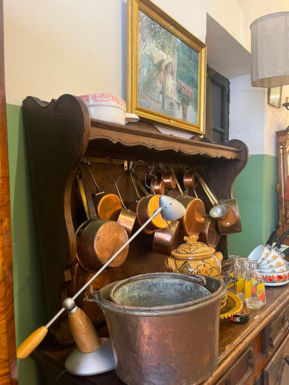 Buffet vaisselier rustique en chêne massif avec étagère porte-cuivres