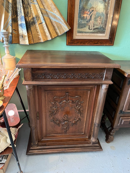 Meuble d’appoint ancien en noyer sculpté – fin XIXe siècle
