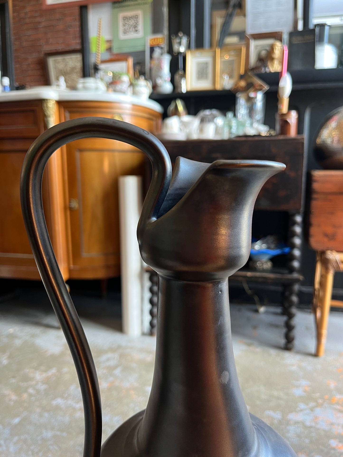 Pichet en céramique noir irisé