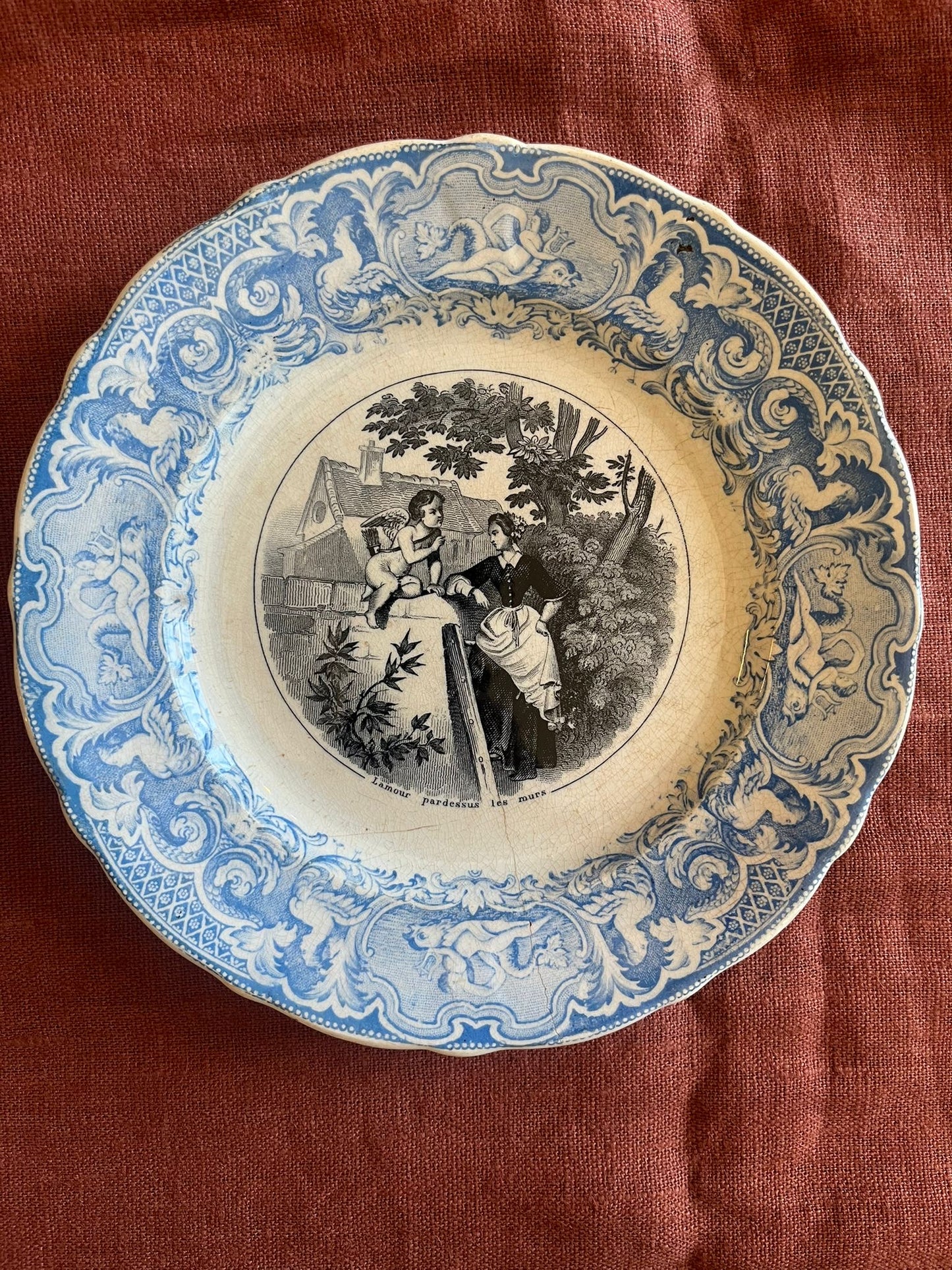 Paire d’assiettes anciennes terre de fer décor romantique XIXe