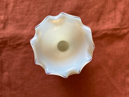 Vase en verre opalin blanc col ondulé