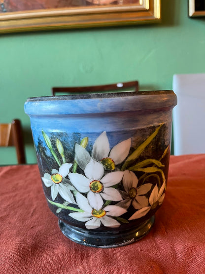 Cache-pot ancien en tôle émaillée noire à décor floral peint main