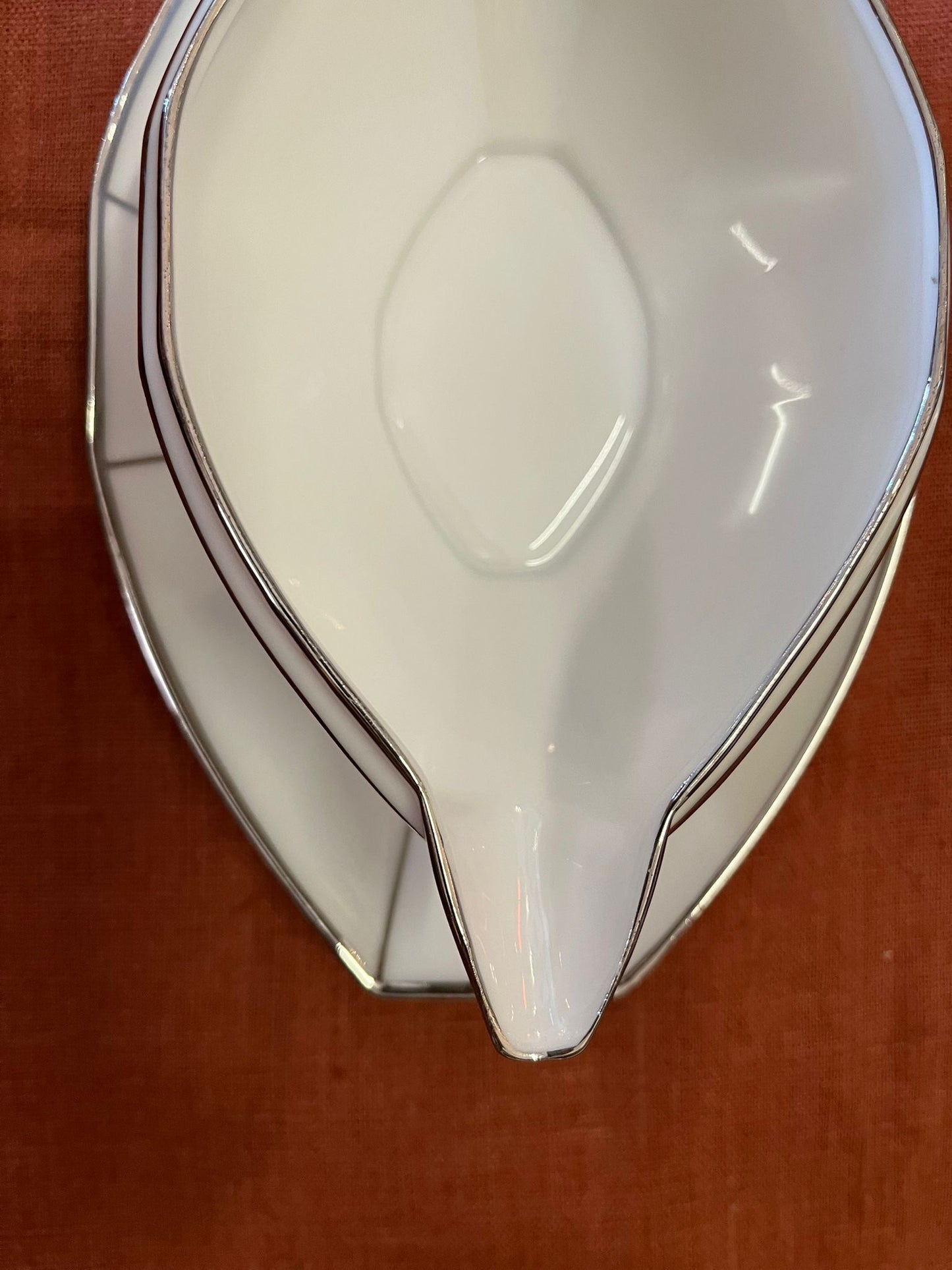 Saucière Art Déco porcelaine blanche liseré argent avec dormant