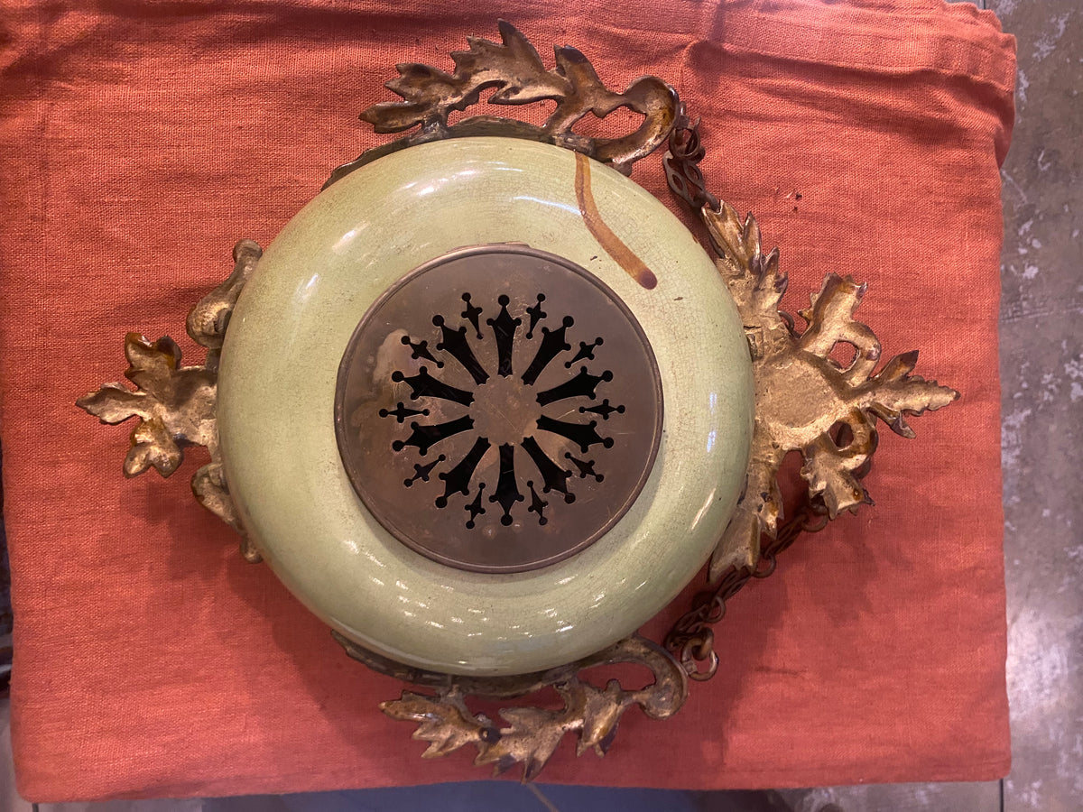 Pendule murale en faïence et métal doré – décor floral