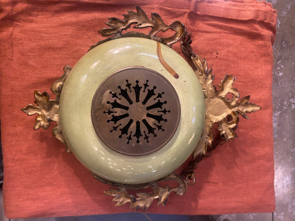 Pendule murale en faïence et métal doré – décor floral