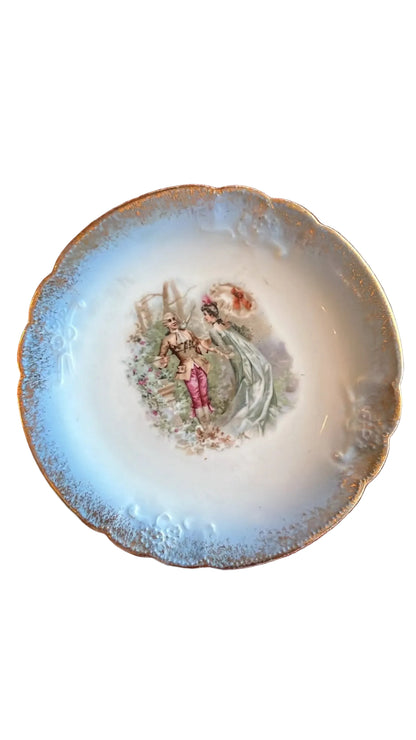Assiette ancienne porcelaine décor scène galante romantique dorure 23 cm