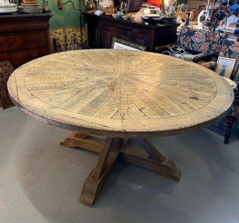 Grand table à manger ronde en bois