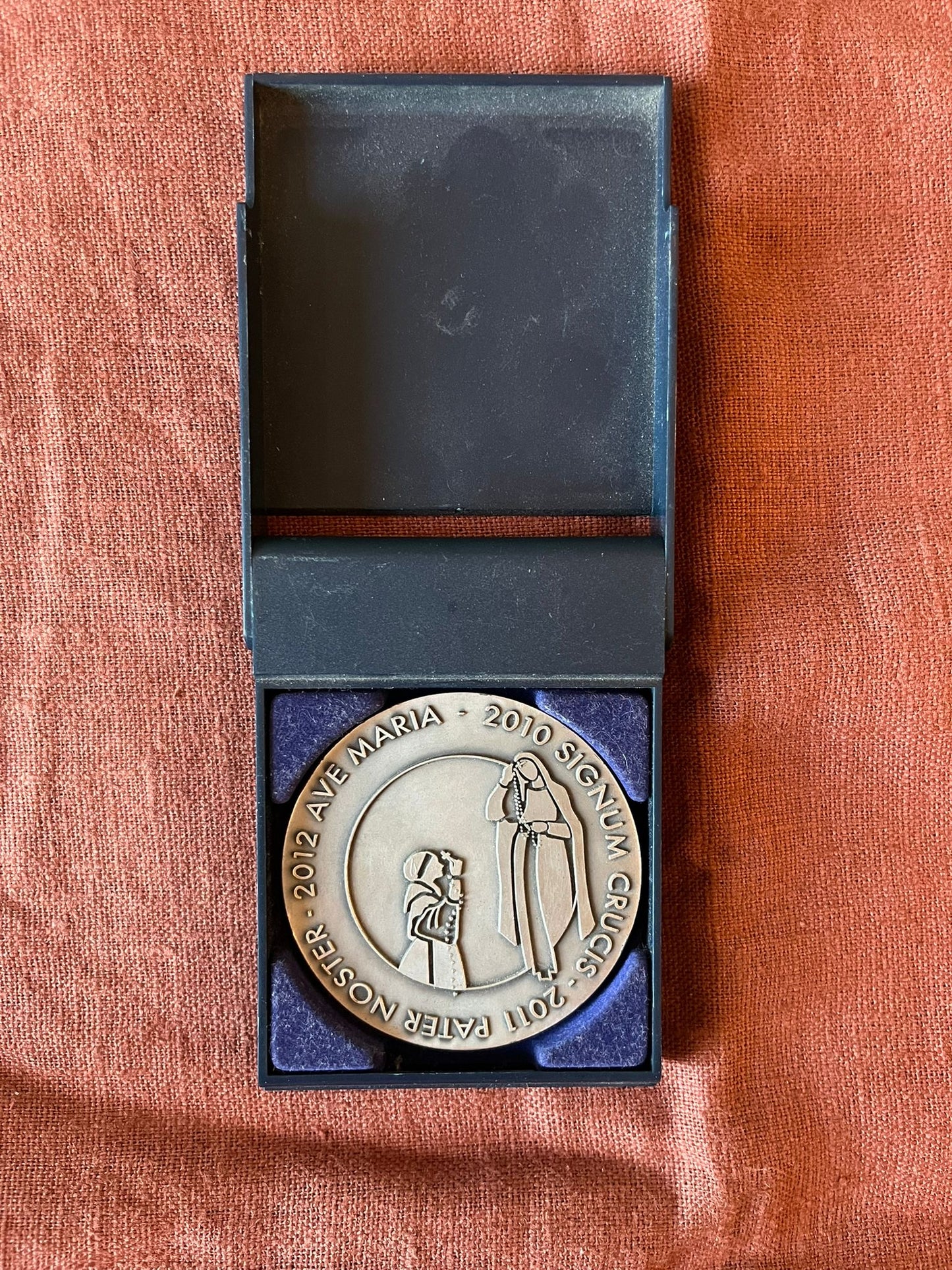 Médaille religieuse Ave Maria 2012 Signum Crucis Pater Noster