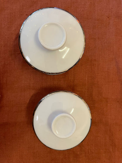 Paire de pots couverts Pillivuyt France porcelaine blanche liseré argent