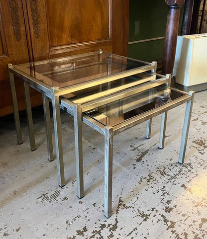 Trois tables gigognes vintage en laiton et verre fumé – années 1970