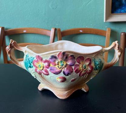Grande jardinière ancienne en barbotine fleurie – cache-pot Art Nouveau 31 cm