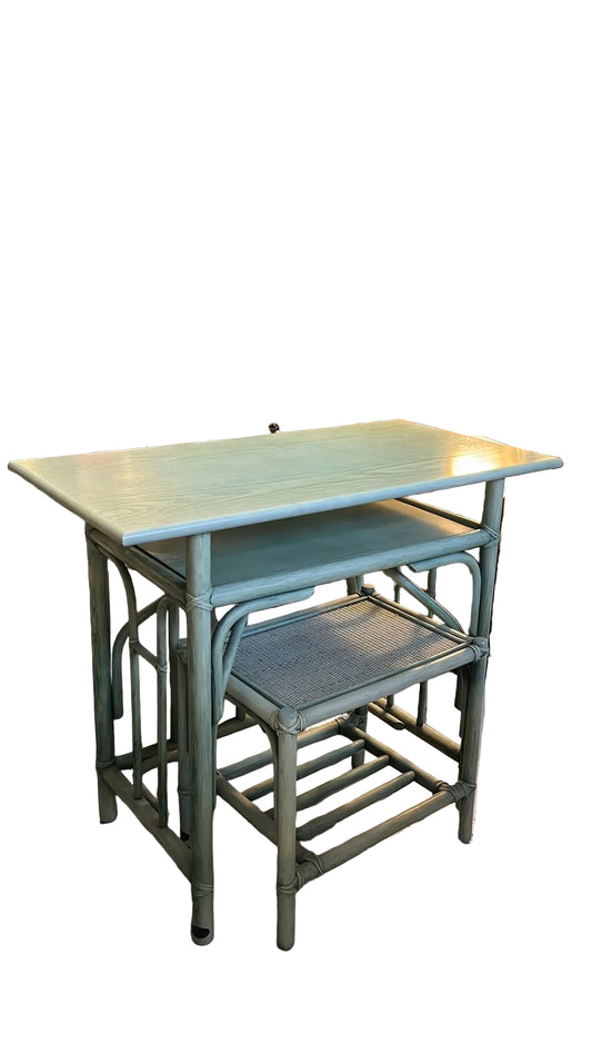Table d’appoint en rotin peint vert avec sellette assortie vintage