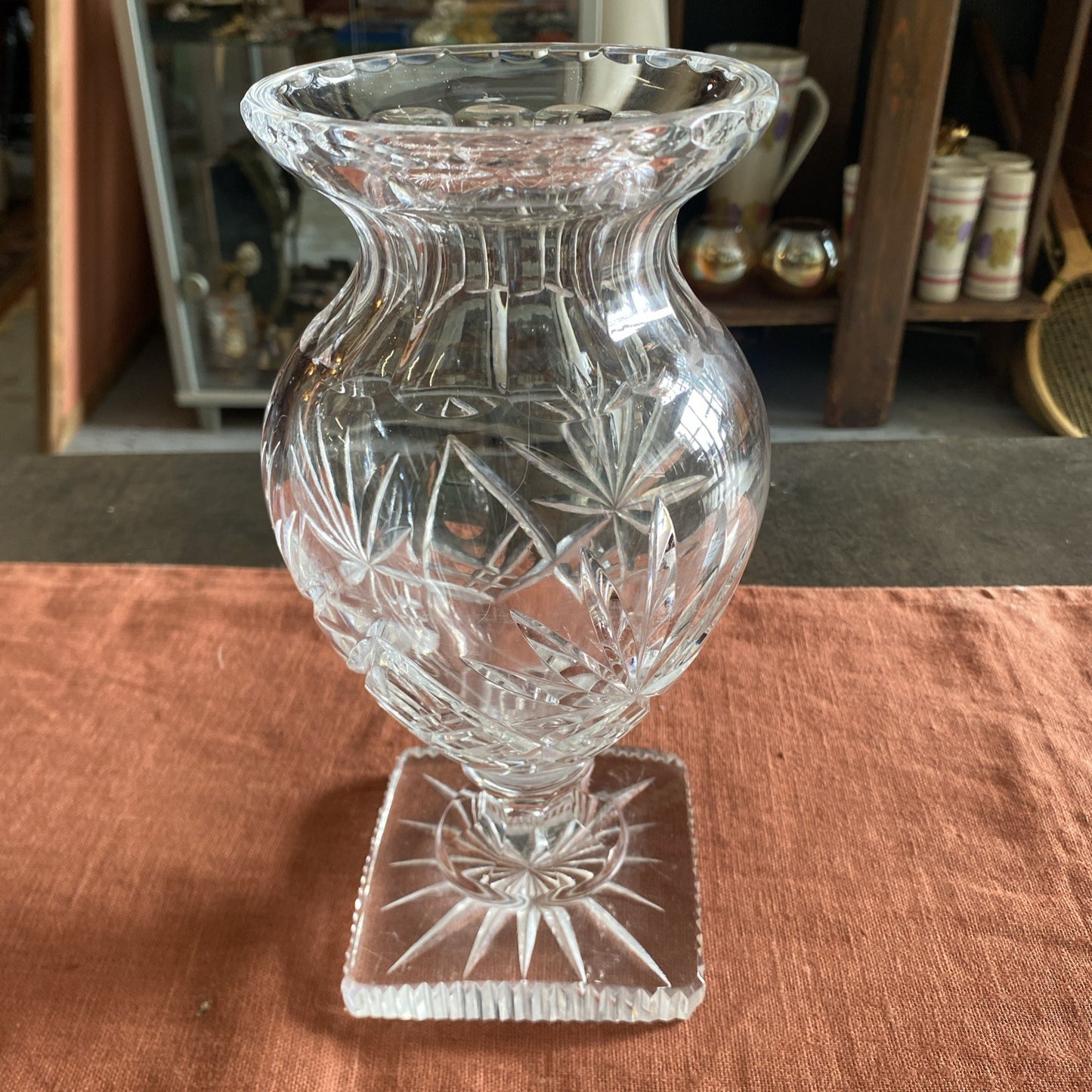 Vase en cristal taillé à décor d’étoiles et palmettes – XXᵉ siècle