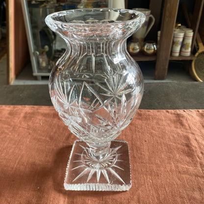 Vase en cristal taillé à décor d’étoiles et palmettes – XXᵉ siècle