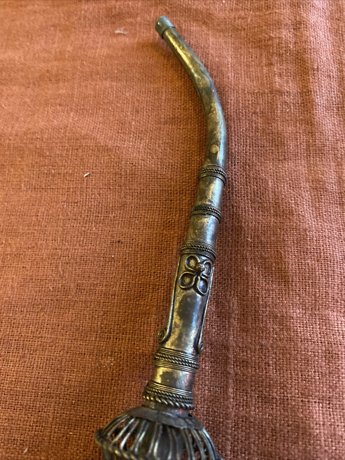 Pipe orientale ancienne en métal argenté ciselé