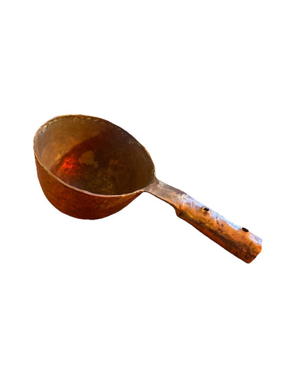 Ancienne louche en cuivre martelé, ustensile de cuisine artisanal avec manche riveté, belle patine et traces d'oxydation.
