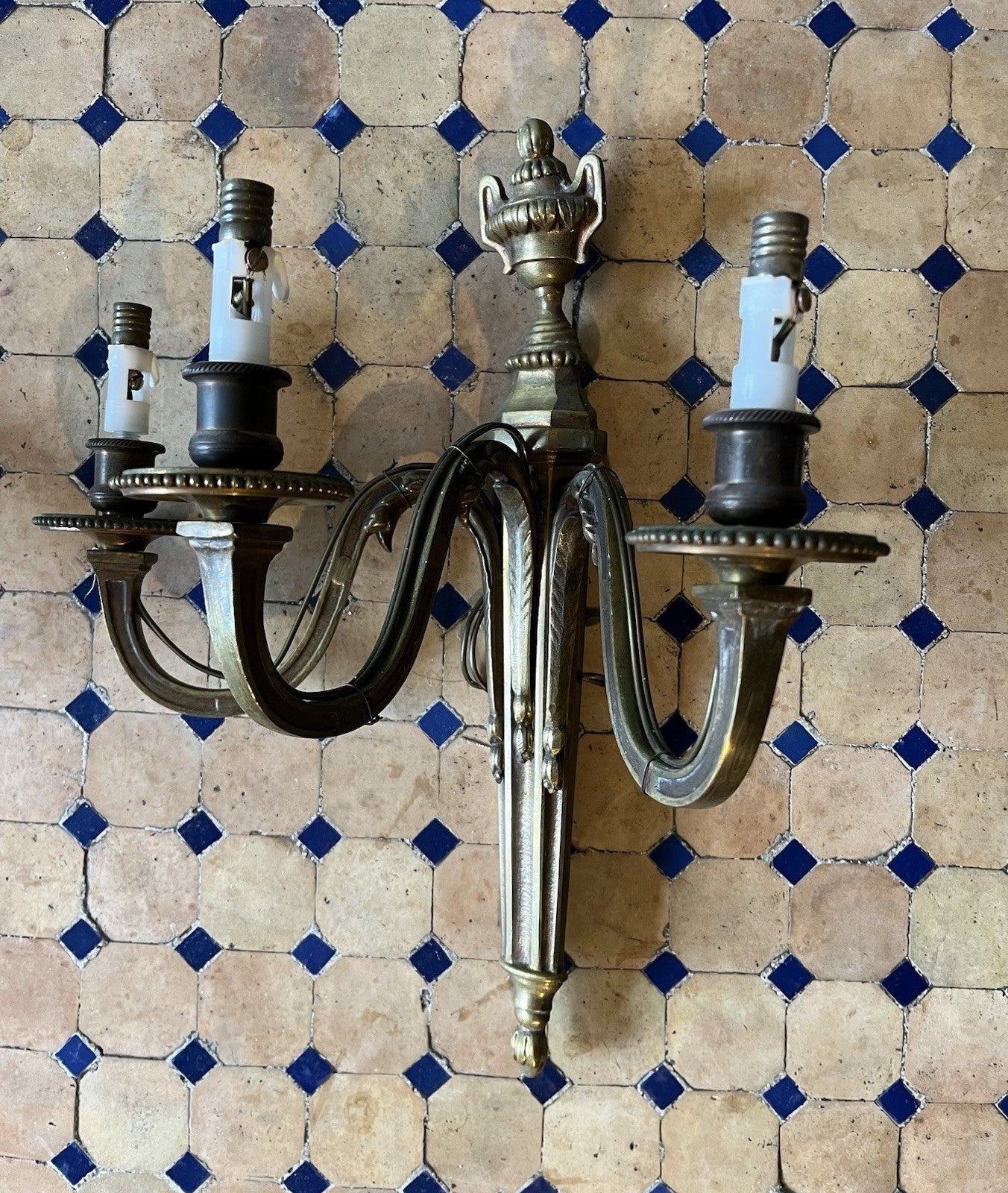 Paire d’appliques en bronze style Louis XVI détail branches