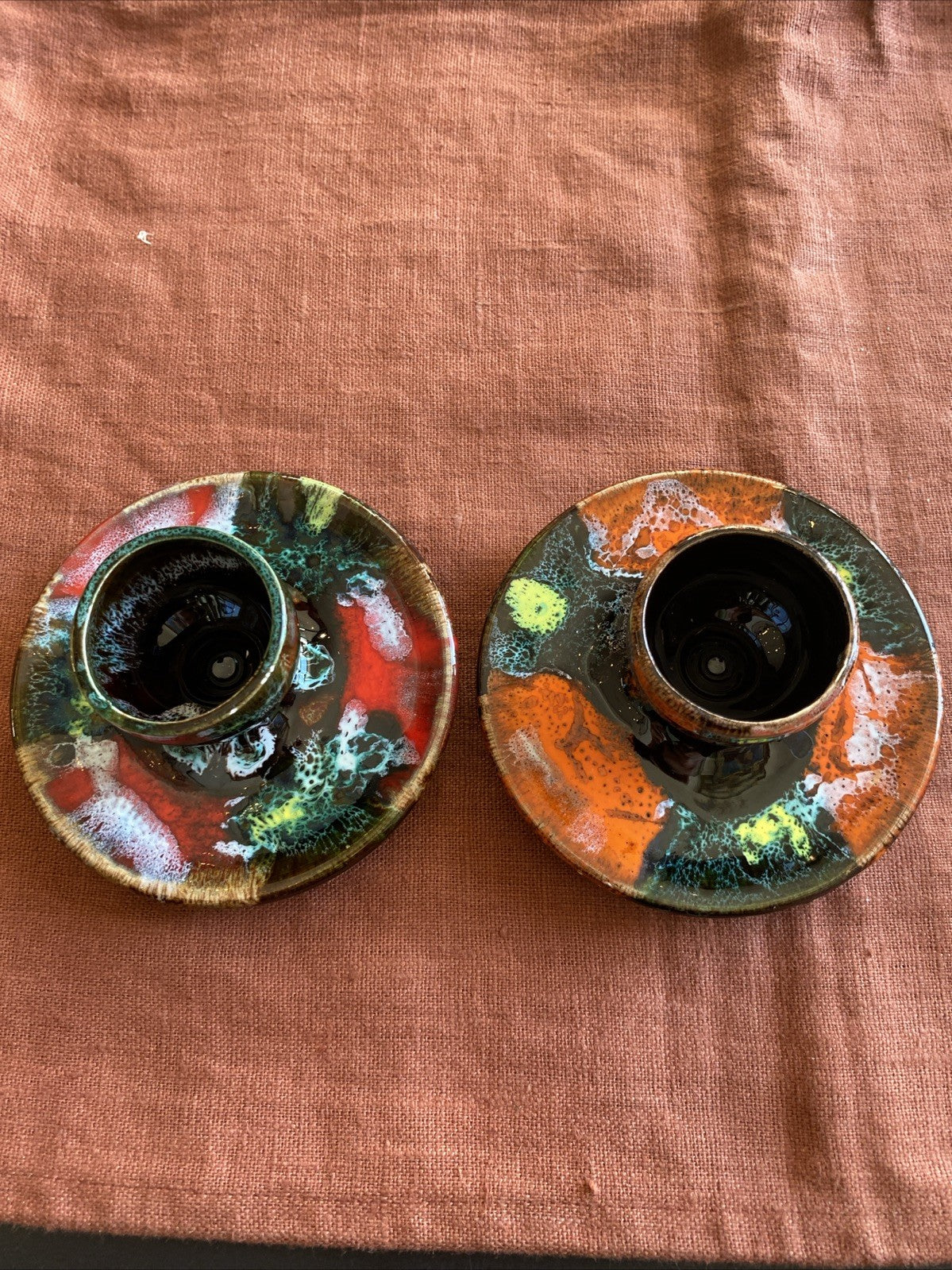 Paire de bougeoirs en céramique émaillée multicolore signés Vallauris