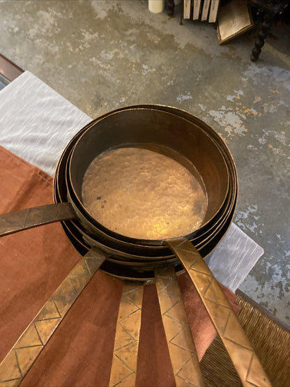 Lot de 5 casseroles anciennes en cuivre étamé – Ensemble gigogne – Cuisine