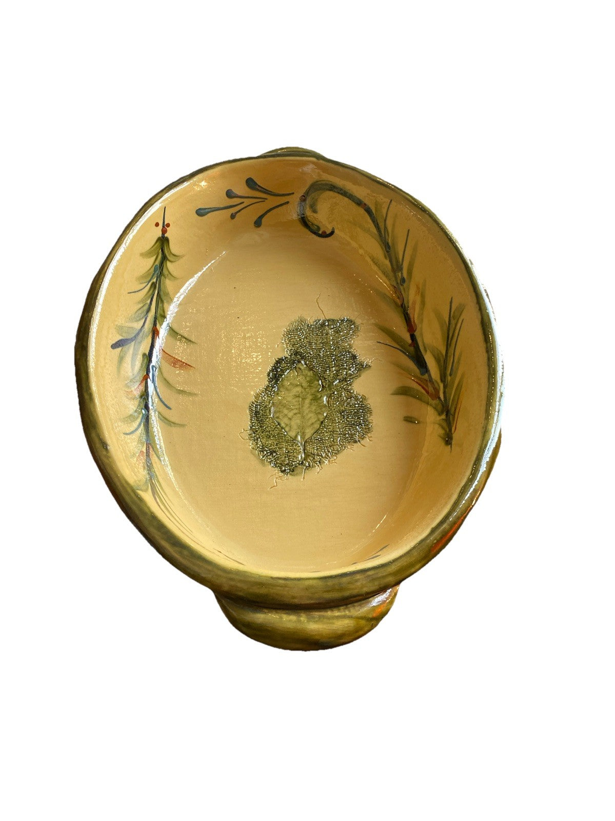 Plat ovale ancien en céramique avec décor végétal, artisanat traditionnel et élégante forme ovale.