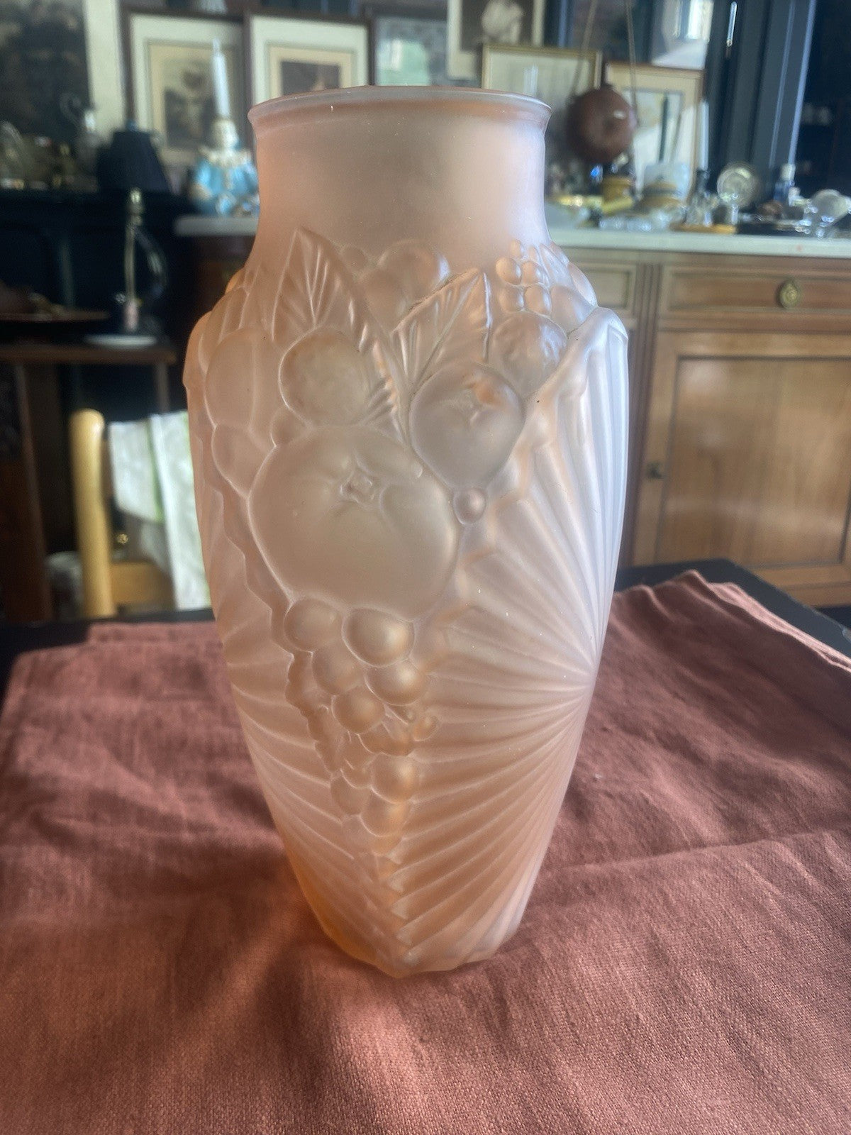 Vase Art Déco verre satiné ambre Souchon Neuvesel décor coquille 1930