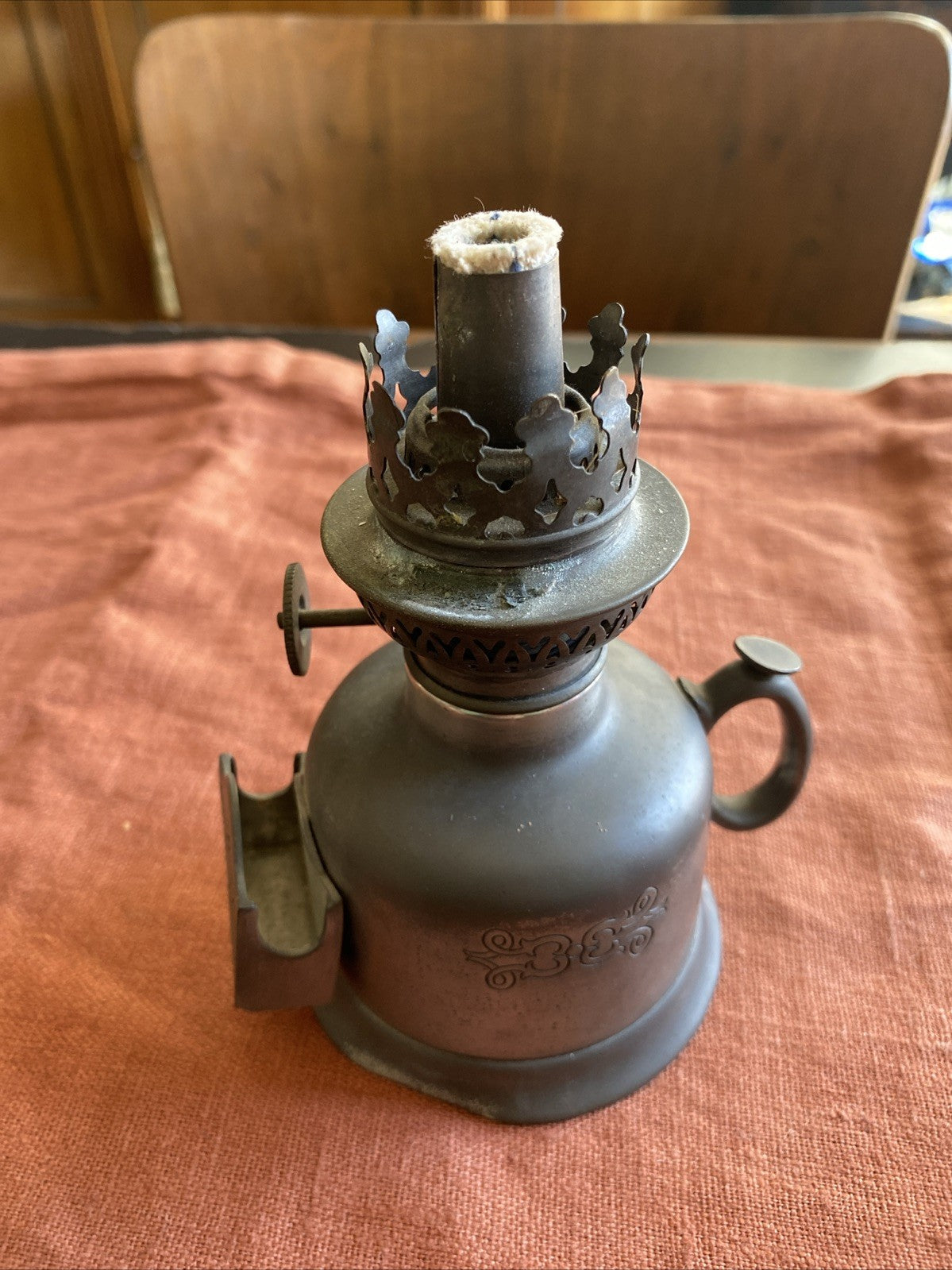 Petite lampe à pétrole ancienne en métal étamé Poinçon Sur La Base Arrière