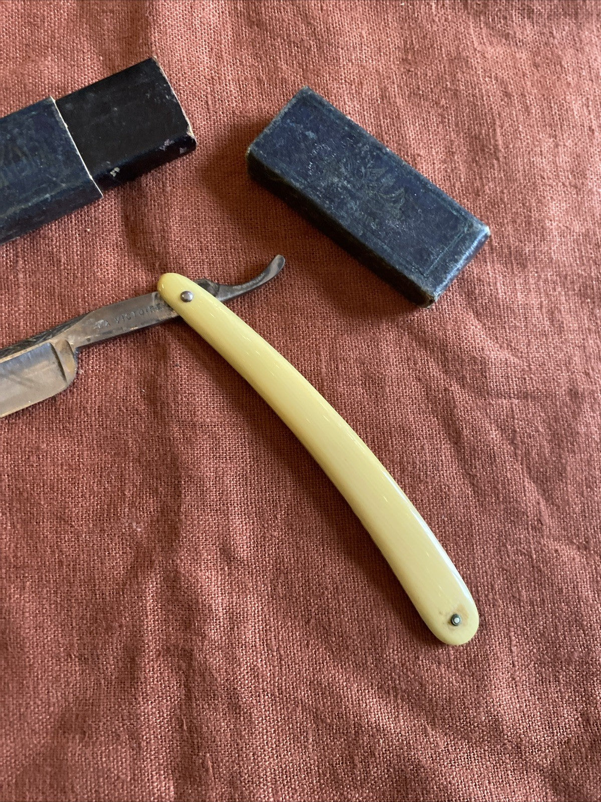Rasoir coupe-choux ancien “La Victoire”, manche ivoirine, avec étui