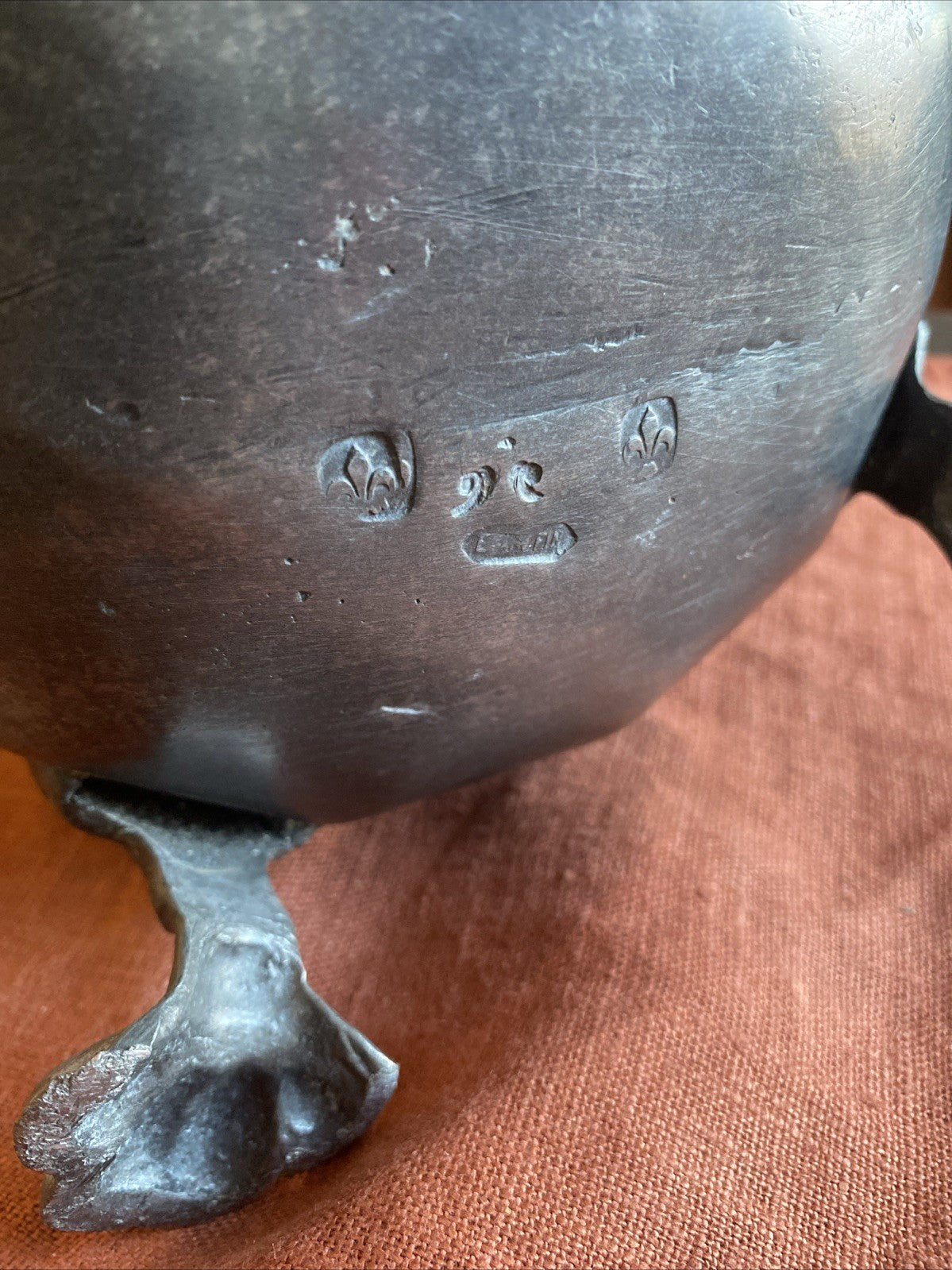 Verseuse Fontaine Décorative En Étain Massif Poinçons Lys Fin XIX Début XX Ème.