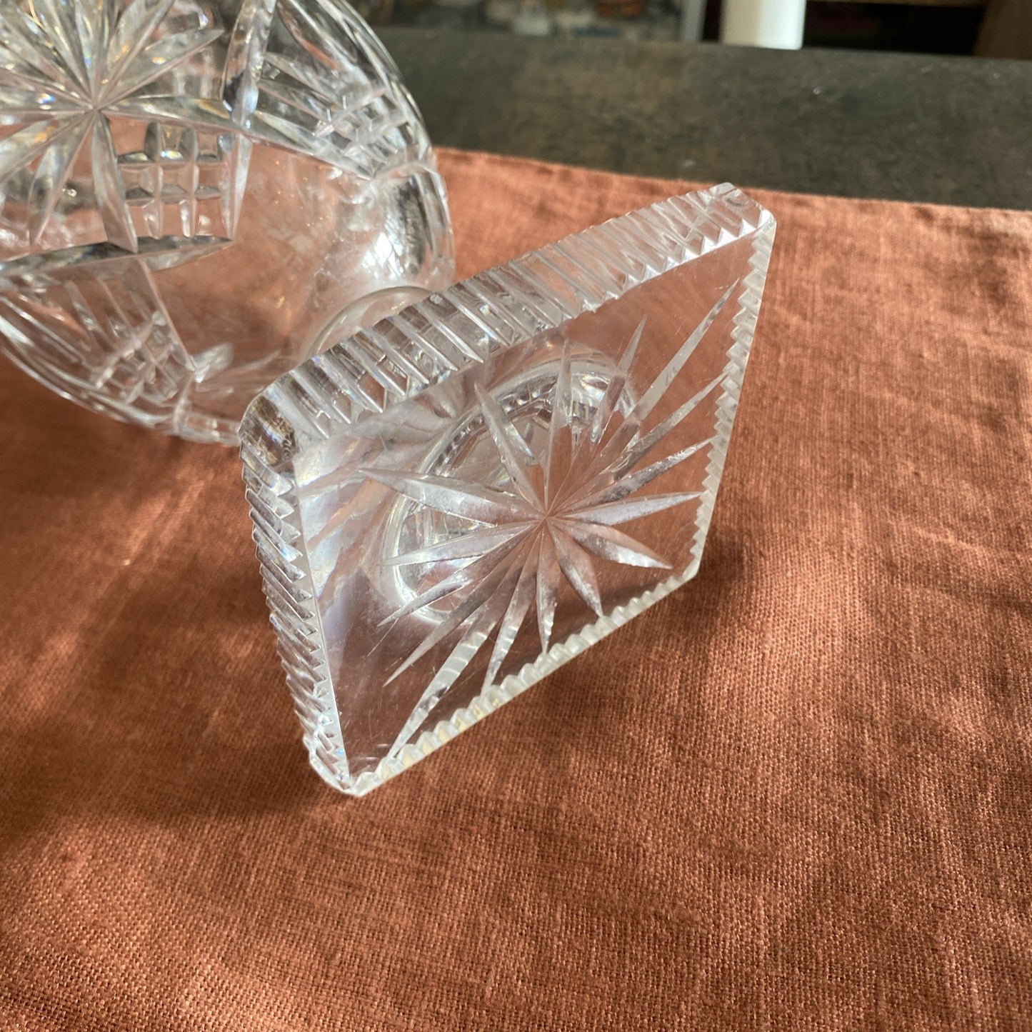 Vase en cristal taillé à décor d’étoiles et palmettes – XXᵉ siècle