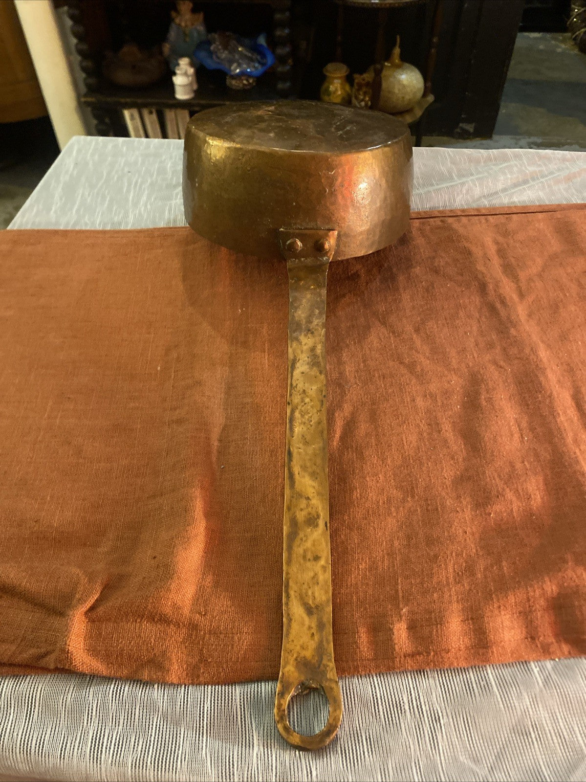 Casserole ancienne en cuivre étamé – Manche en laiton – Cuisine traditionnelle